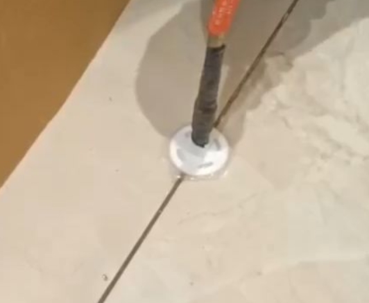 龙胜瓷砖空鼓维修公司专业解答瓷砖在铺贴过程中，如果没有涂抹均匀到位的粘结材料（如水泥砂浆或瓷砖胶），可能会导致以下问题