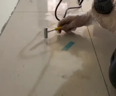 龙胜瓷砖开裂维修公司专业分享瓷砖在铺贴前如果没有沥干水分，将会导致以下问题