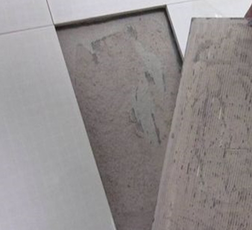 龙胜瓷砖空鼓维修公司分享瓷砖铺贴时如果打浆（即涂抹在瓷砖背面和基层上的砂浆或瓷砖胶）过少，会带来以下问题